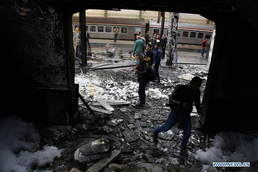 Rescuers work at the train station after a fire in Cairo, Egypt, Feb. 27, 2019. At least 25 people were killed and more than 40 others wounded when a fire erupted inside the main train station in the city center of Egypt\'s capital Cairo on Wednesday, state-run Nile TV reported. (Xinhua/Ahmed Gomaa)