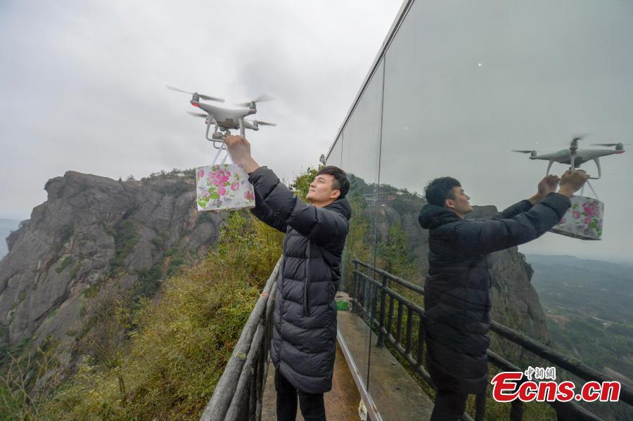 A view of a newly-opened hostel on top of a cliff, 523 meters above the ground, at the Shiniuzhai National Geological Park in Pingjiang County, Central China\'s Hunan Province, Feb. 27, 2019. Guests are treated to an impressive view of the park as the accommodation’s room walls are made of glass. (Photo: China News Service/Yang Huafeng)