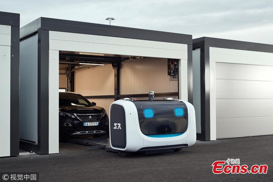 A fleet of toaster-shaped robot valets are set to be introduced at Gatwick Airport in London in August. They are able to automatically park holidaymakers\' cars so that more parking spaces at the airport can be saved.  (Photo/VCG)