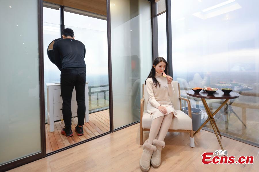 A view of a newly-opened hostel on top of a cliff, 523 meters above the ground, at the Shiniuzhai National Geological Park in Pingjiang County, Central China\'s Hunan Province, Feb. 27, 2019. Guests are treated to an impressive view of the park as the accommodation’s room walls are made of glass. (Photo: China News Service/Yang Huafeng)