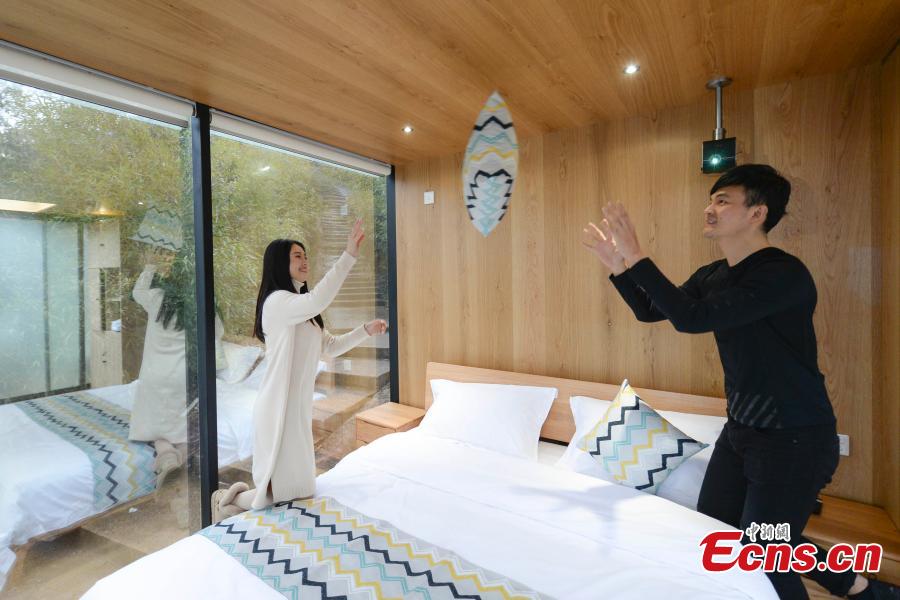 A view of a newly-opened hostel on top of a cliff, 523 meters above the ground, at the Shiniuzhai National Geological Park in Pingjiang County, Central China\'s Hunan Province, Feb. 27, 2019. Guests are treated to an impressive view of the park as the accommodation’s room walls are made of glass. (Photo: China News Service/Yang Huafeng)
