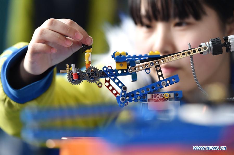 A student assembles a model in Hanjiawa Middle School of Gaocheng District, Shijiazhuang City, north China\'s Hebei Province, Feb. 28, 2019. A series of activities including dancing, model-assembling and calligraphy have enriched children\'s extra-curricular life and guaranteed their all-round development. (Xinhua/Zhang Xiaofeng)