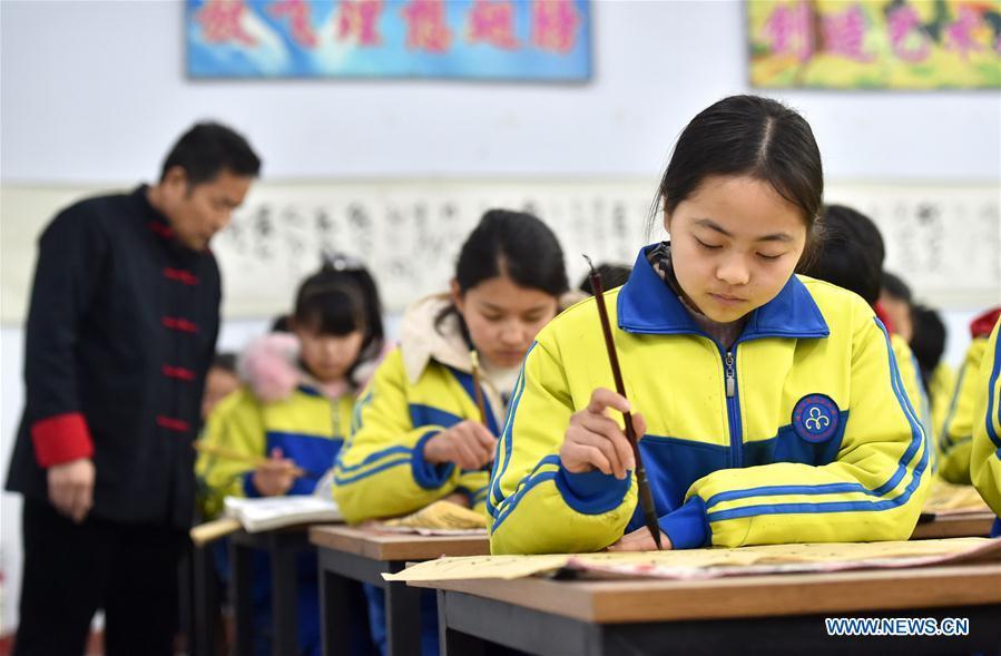 Students practice calligraphy in Hanjiawa Middle School of Gaocheng District, Shijiazhuang City, north China\'s Hebei Province, Feb. 28, 2019. A series of activities including dancing, model-assembling and calligraphy have enriched children\'s extra-curricular life and guaranteed their all-round development. (Xinhua/Zhang Xiaofeng)