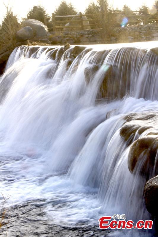 Melting snow in the Qilian Mountains caused water levels to rise in a river, forming a beautiful series of natural waterfalls in Zhangye City, Gansu Province as temperatures rose in late February. (Photo: China News Service/Chen Li)