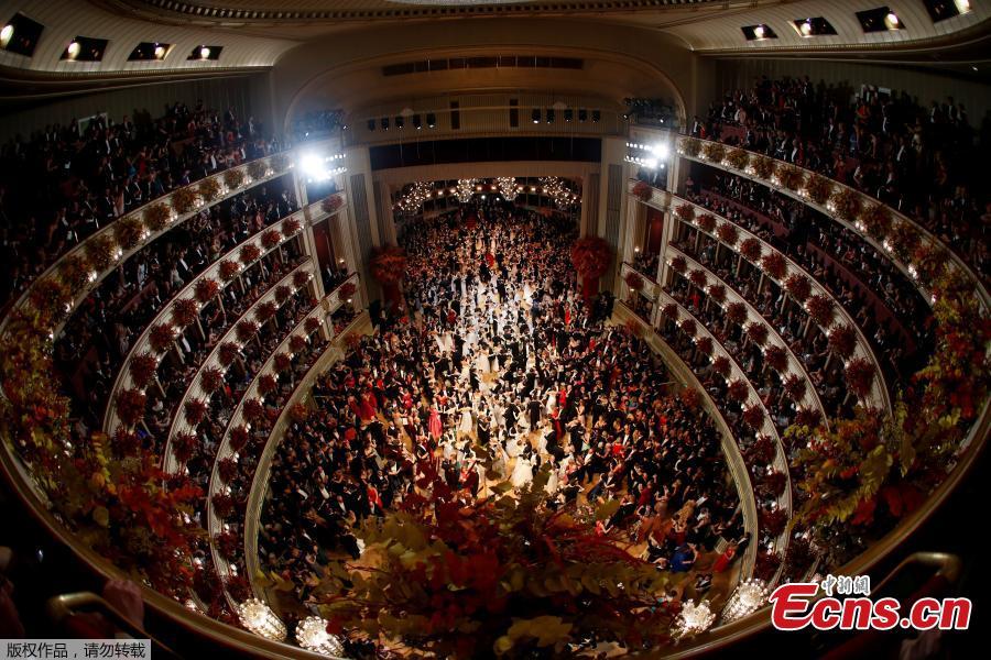 People dance during the opening ceremony of the traditional Opera Ball in Vienna, Austria, Feb. 28, 2019.(Photo/Agencies)