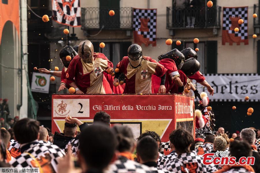 Revelers take part in a fight with oranges during an annual carnival battle in Ivrea, Italy, March 3, 2019. (Photo/Agencies)