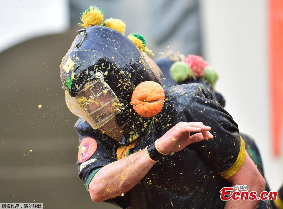 A reveler takes part in a fight with oranges during an annual carnival battle in Ivrea, Italy, March 3, 2019. (Photo/Agencies)