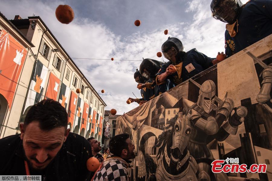 Revelers take part in a fight with oranges during an annual carnival battle in Ivrea, Italy, March 3, 2019. (Photo/Agencies)