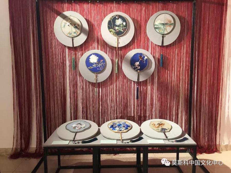 A collection of Chinese  tuanshan, or round fans, form part of the exhibition, Feb. 27, 2019. (Photo/Chinaculture.org)
An exhibition exploring historic eastern aesthetics opened at the China Cultural Center in Moscow on Feb 27.

The center partnered with the Zhejiang Provincial Department of Culture and Tourism to showcase the ancient Chinese traditions that have been passed on to today\'s China, from century to century.

The exhibition includes qin (string musical instruments), qi (a strategic board game), shu (calligraphy) and hua (paintings), as well as tea-making and flower-arrangement demonstrations.