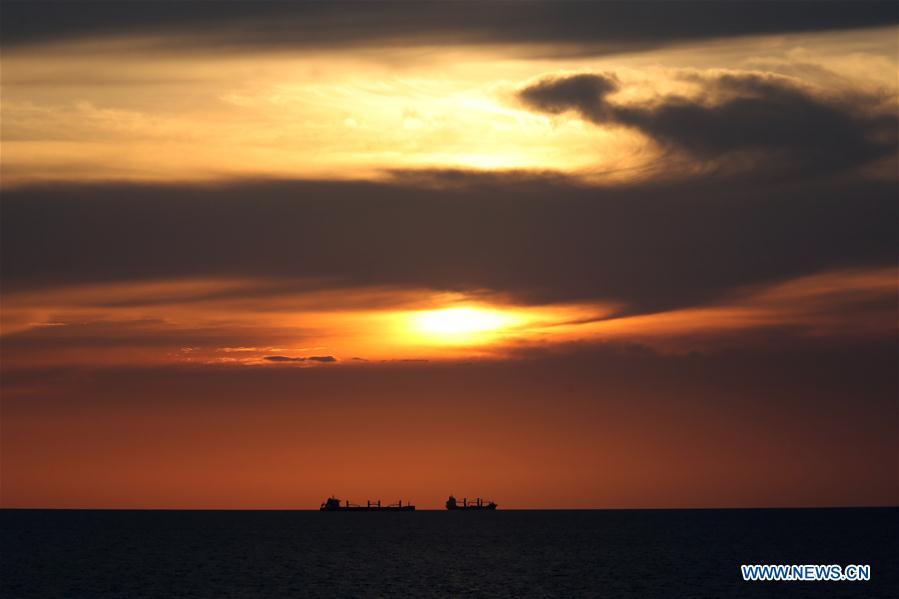 Photo taken aboard Xuelong on March 3, 2019 shows the evening glow before the China\'s research icebreaker crosses the equator on the Indian Ocean. Xuelong, carrying members of China\'s 35th research mission to Antarctica, crossed the equator and returned to the Northern Hemisphere on early Monday morning. (Xinhua/Liu Shiping)