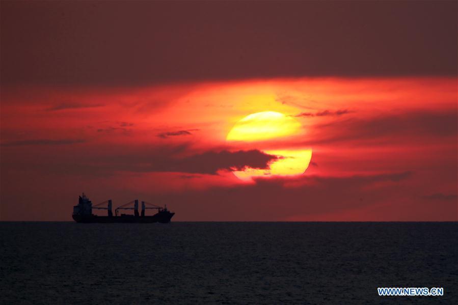 Photo taken aboard Xuelong on March 3, 2019 shows the evening glow before the China\'s research icebreaker crosses the equator on the Indian Ocean. Xuelong, carrying members of China\'s 35th research mission to Antarctica, crossed the equator and returned to the Northern Hemisphere on early Monday morning. (Xinhua/Liu Shiping)