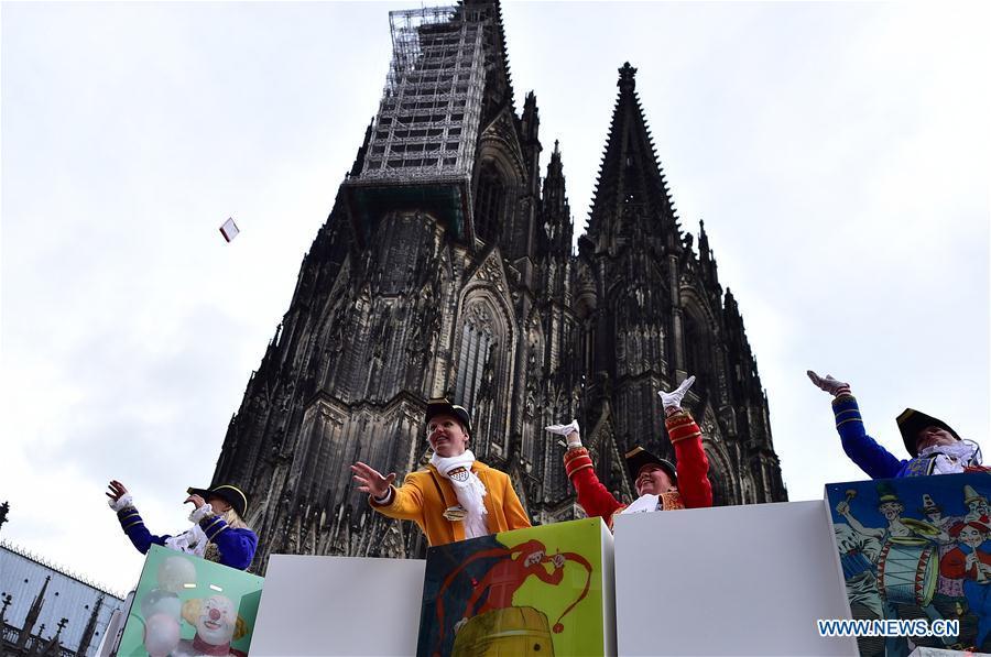 Revelers throw sweets to visitors during the Rose Monday carnival parade in Cologne, Germany, on March 4, 2019. The Rose Monday parade marks the high point of Cologne\'s annual carnival. (Xinhua/Lu Yang)