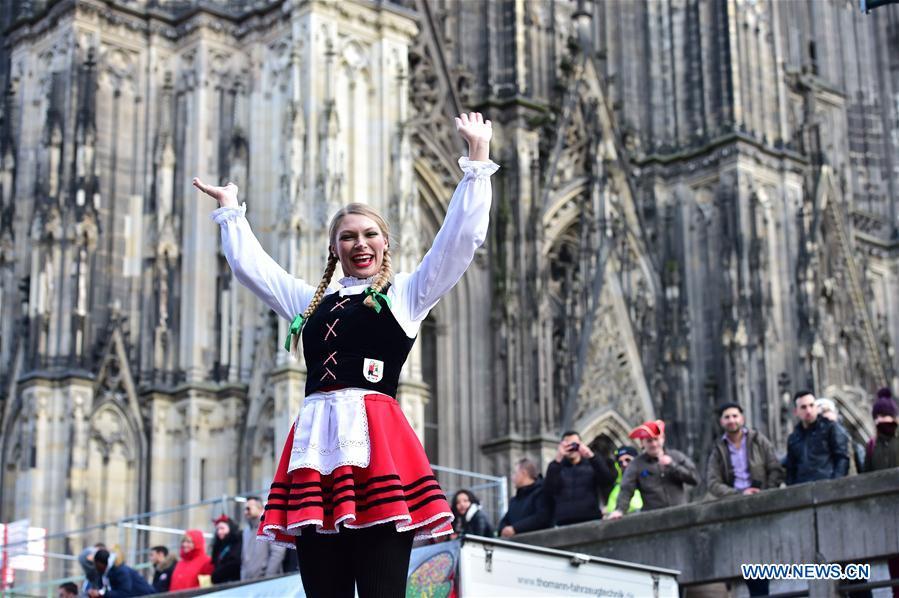 A reveler takes part in the Rose Monday carnival parade in Cologne, Germany, on March 4, 2019. The Rose Monday parade marks the high point of Cologne\'s annual carnival. (Xinhua/Lu Yang)