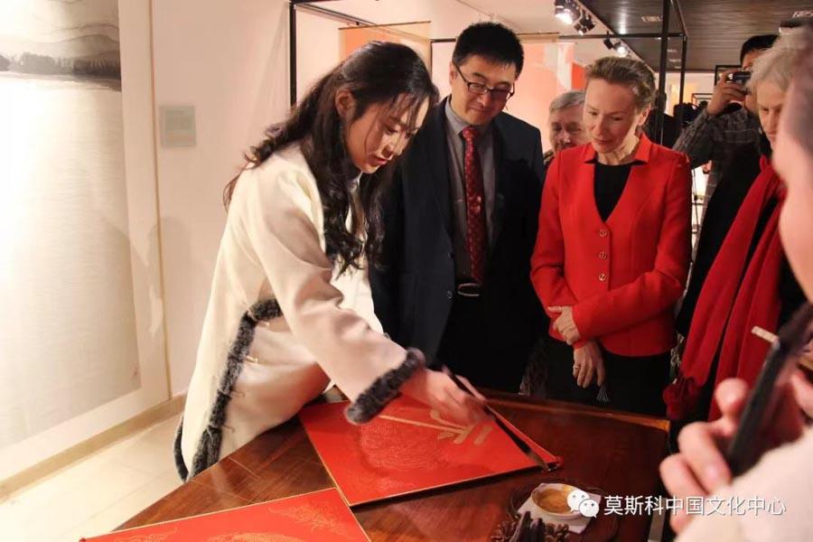 Russian visitors look at a Chinese calligraphy demonstration, Feb. 27, 2019. (Photo/Chinaculture.org)