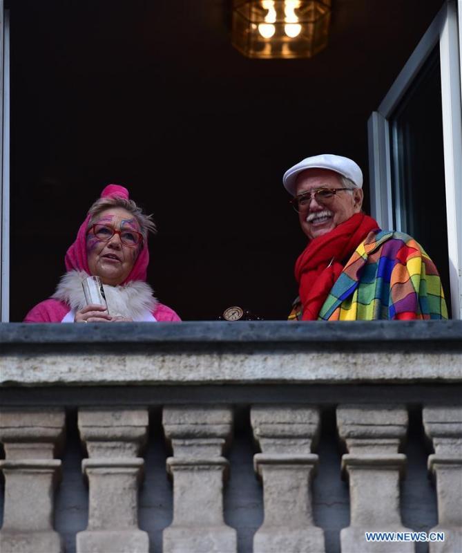 People watch the Rose Monday carnival parade in Cologne, Germany, on March 4, 2019. The Rose Monday parade marks the high point of Cologne\'s annual carnival. (Xinhua/Lu Yang)