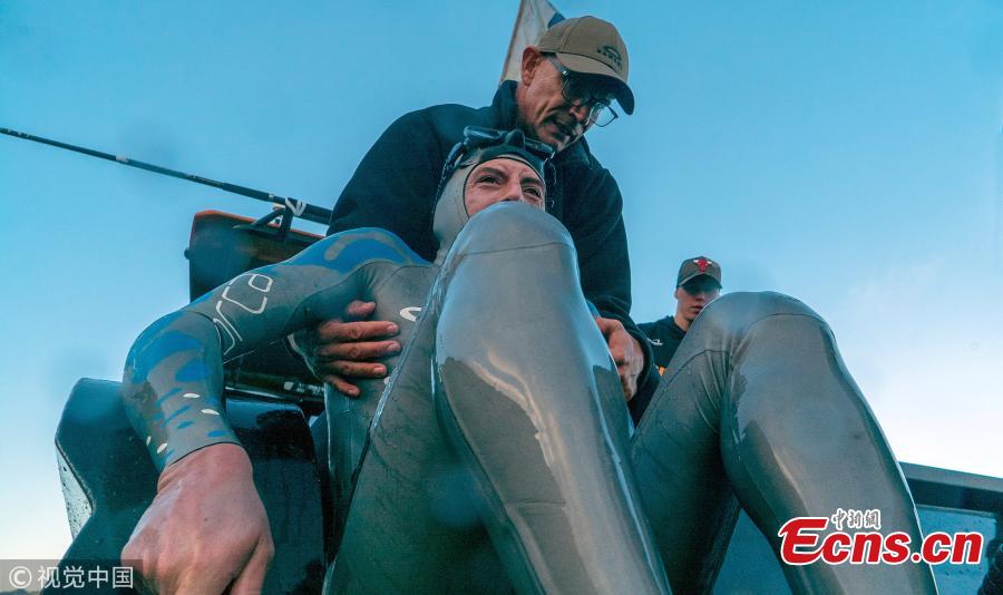 Kiwi freediver William Trubridge has successfully swum the Cook Strait after nine hours in the 22-km journey. The freedive world champion left Wellington on Friday morning to swim to the South Island underwater using a special fin to raise awareness of critically endangered Hector\'s and Māui dolphins. (Photo/VCG)