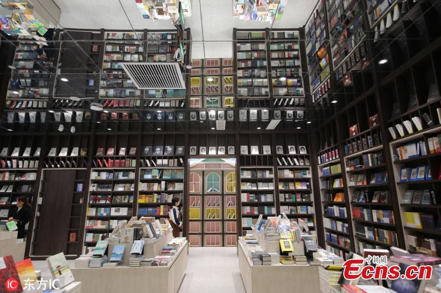 Photo taken on March 5, 2019 shows mirrors have been attached to the ceiling of a bookstore to create a special visual effect in Zhengzhou City, Central China\'s Henan Province. The unique interior design is attracting many visitors to the bookstore. (Photo/IC)