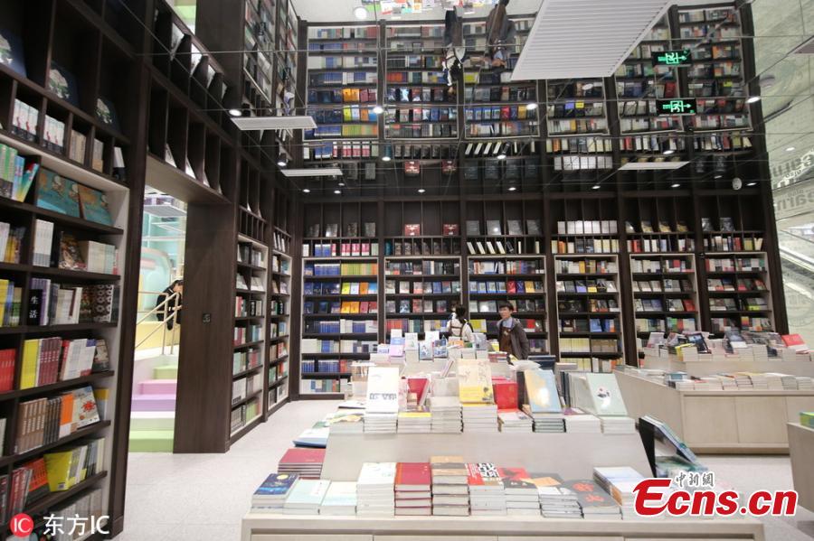 Photo taken on March 5, 2019 shows mirrors have been attached to the ceiling of a bookstore to create a special visual effect in Zhengzhou City, Central China\'s Henan Province. The unique interior design is attracting many visitors to the bookstore. (Photo/IC)