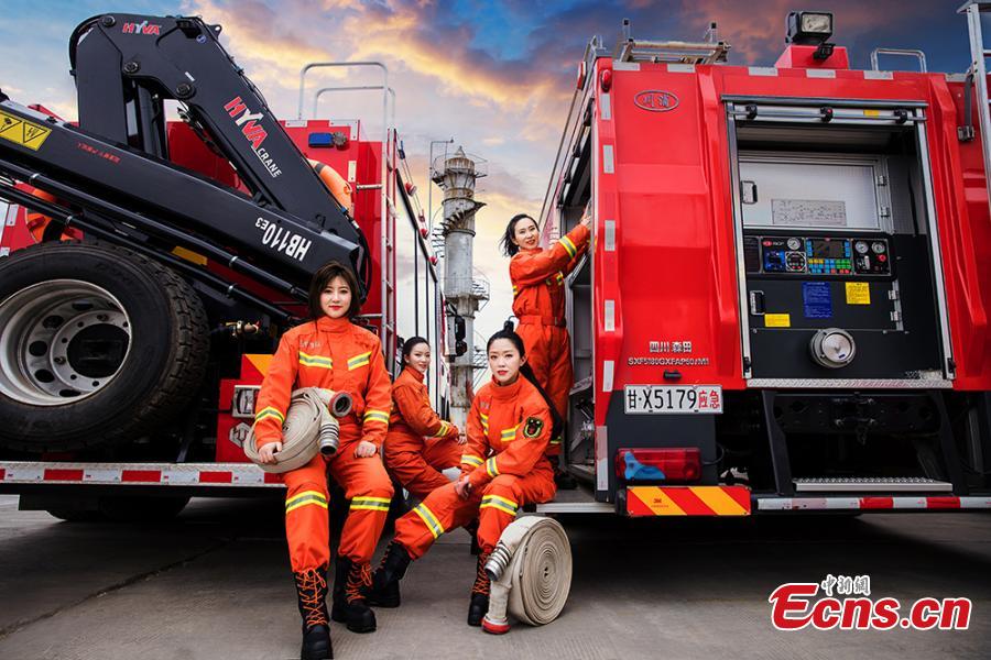 Female firefighters pose for a photo in Baiyin City, Northwest China\'s Gansu Province to mark International Women\'s Day. (Photo provided to China News Service)