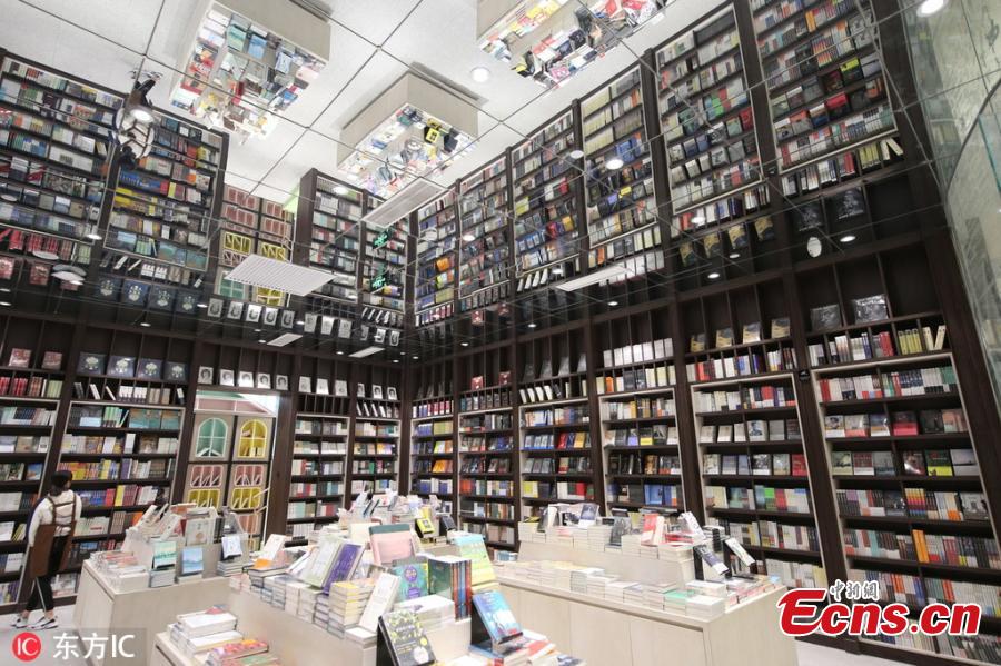 Photo taken on March 5, 2019 shows mirrors have been attached to the ceiling of a bookstore to create a special visual effect in Zhengzhou City, Central China\'s Henan Province. The unique interior design is attracting many visitors to the bookstore. (Photo/IC)