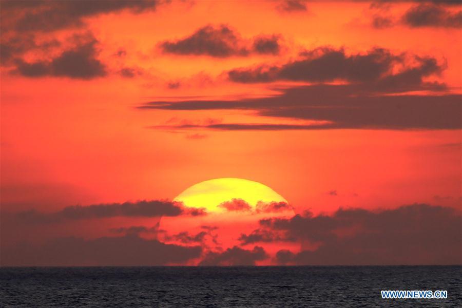 Photo taken on March 5, 2019 shows the evening glow seen from China\'s research icebreaker Xuelong on the South China Sea. China\'s research icebreaker Xuelong, carrying members of China\'s 35th research mission to Antarctica, sailed on the South China Sea on Wednesday and is expected to return to Shanghai six days later. (Xinhua/Liu Shiping)