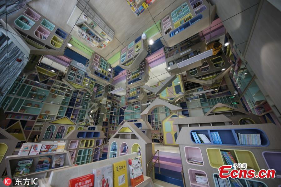 Photo taken on March 5, 2019 shows mirrors have been attached to the ceiling of a bookstore to create a special visual effect in Zhengzhou City, Central China\'s Henan Province. The unique interior design is attracting many visitors to the bookstore. (Photo/IC)