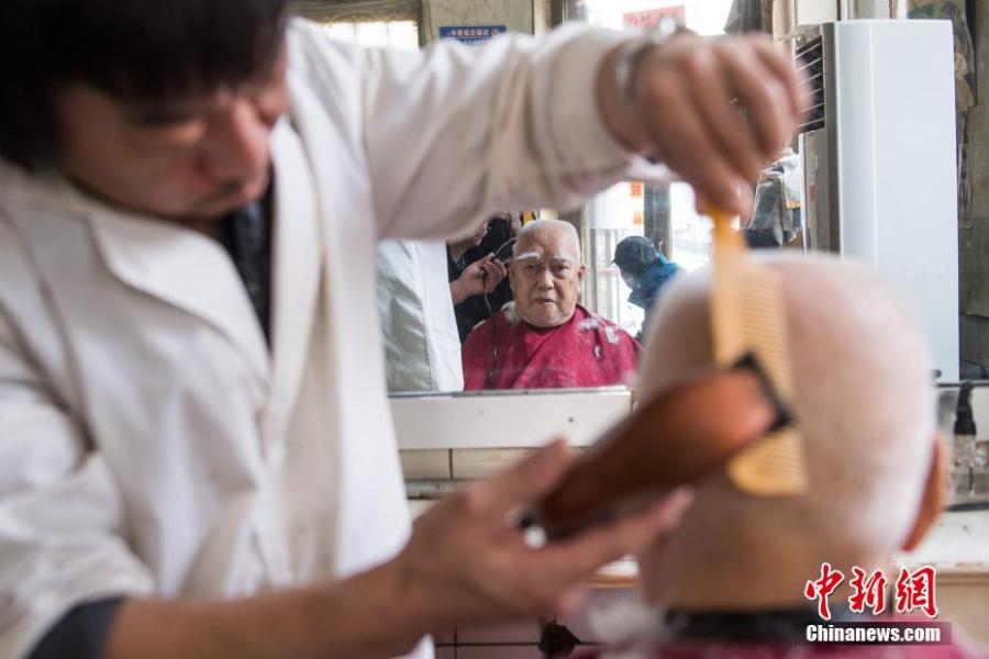 Wei Xiaoliang, 90, has a haircut at the only state-owned barbershop in Taiyuan City, Shanxi Province, March 8, 2019. March 8 marks traditional Chinese festival Long Tai Tou (dragon head raising), which refers to the start of spring and farming. During the festival, held on the second day of the second month of the lunar calendar, people play dragon lanterns, eat noodles, shave their hair, and pray for luck. (Photo: China News Service/Wu Juneji)