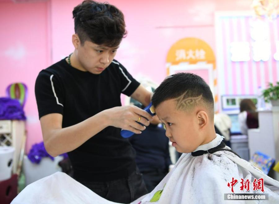 A boy gets a cute haircut in Changchun City, Jilin Province, March 8, 2019. March 8 marks traditional Chinese festival Long Tai Tou (dragon head raising), which refers to the start of spring and farming. During the festival, held on the second day of the second month of the lunar calendar, people play dragon lanterns, eat noodles, shave their hair, and pray for luck. (Photo: China News Service/Zhang Yao)