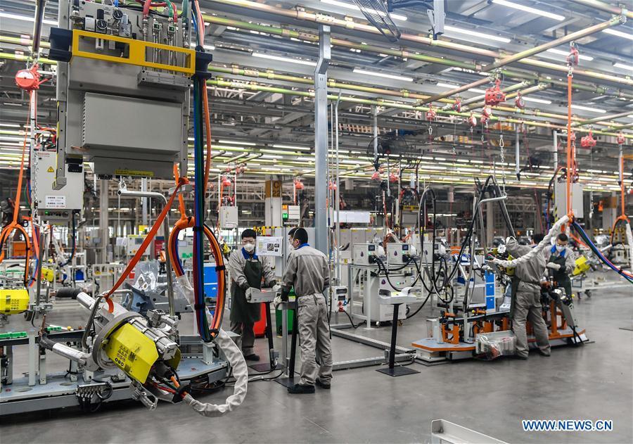 Workers carry out welding production at FAW-Volkswagen\'s new Audi Q plant in Changchun, northeast China\'s Jilin Province, March 29, 2018. (Xinhua/Xu Chang)