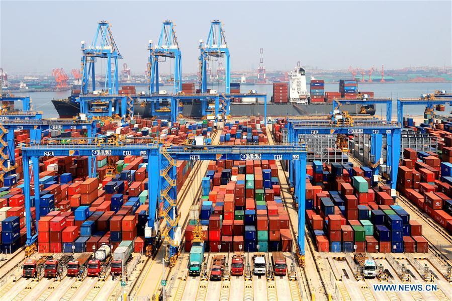 Photo taken on May 16, 2018 shows an automatic container dock in Qingdao, east China\'s Shandong Province. (Xinhua/Wang Peike)