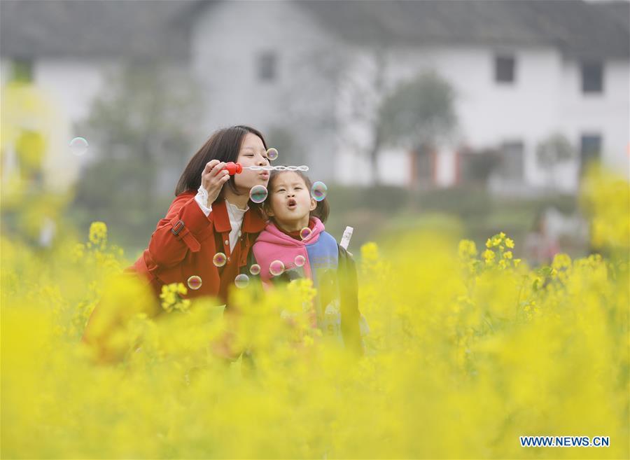 Children blow bubbles among cole flowers at Liaojiang Village of Liaojiang Township in Zixing, central China\'s Hunan Province, March 10, 2019. The blossoming flowers herald the arrival of spring. (Xinhua/Zhu Xiaorong)