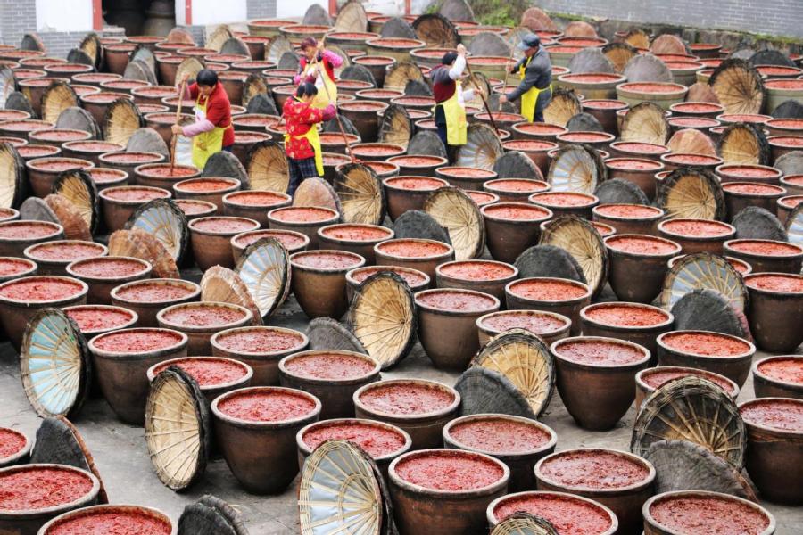 Traditional spicy chili oil hotpot is divided into nine sections. (MAI TIAN/FOR CHINA DAILY)
Other large hotpot chains joined with He to promote the cuisine overseas, such as Pei Jie, Qin Ma and Liuyishou, with the latter even setting up an international branch, with the aim of opening 100 outlets worldwide.

There are more than 200 Chongqing hotpot restaurants overseas, including those in the United States, the United Kingdom, Russia, Singapore, Spain and the United Arab Emirates, according to the association, and there is strong growth momentum.

The Chongqing government also pays great attention to the cuisine\'s development.

In 2012, it announced a plan to build Chongqing into a \