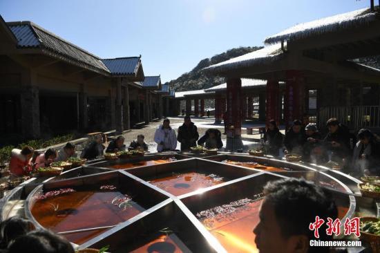 Challenges ahead

Like many other local cuisines, Chongqing hotpot lacks a professional branding system, standard production process management and a general development plan. (Photo/CHINA NEWS SERVICE)

As a result, the Chongqing Hotpot Academy was launched in 2014 by the hotpot association, the Chongqing Cuisine Association and the Chongqing Modern Vocational Training Academy.

Li Dejian, president of Dezhuang Hotpot, said, \