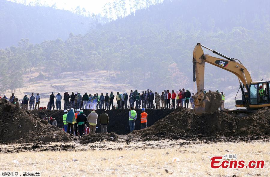 Members of the search and rescue mission look on as a digger searches for dead bodies of passengers at the scene of the Ethiopian Airlines Flight ET 302 plane crash, near the town of Bishoftu, southeast of Addis Ababa, Ethiopia March 11, 2019. Two flight data recorders from Ethiopian Airlines Flight ET302 were found Monday. (Photo/Agencies)
