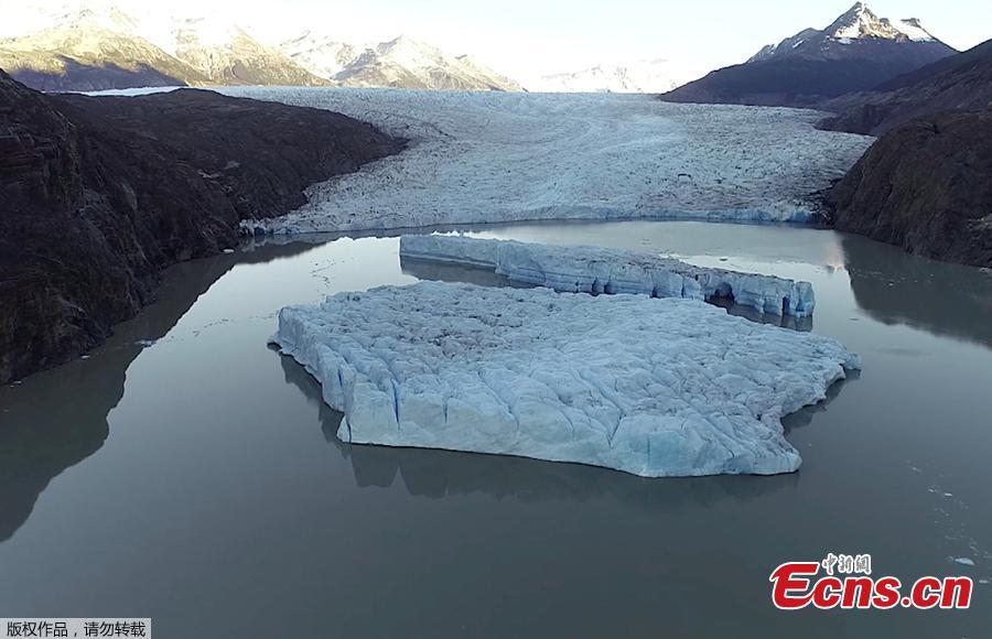 Two new icebergs are seen after breaking off from the Grey glacier in Patagonia, Chile March 9, 2019. The breaks, which occurred on Feb. 20 and March 7, came after a larger block of ice the size of three soccer fields, (380 meters by 350 meters, separated from the glacier, which sits in a glacial lake in Torres del Paine National Park in southern Chile, in November 2017. The break aroused fears that such ruptures are becoming more frequent. (Photo/Agencies)