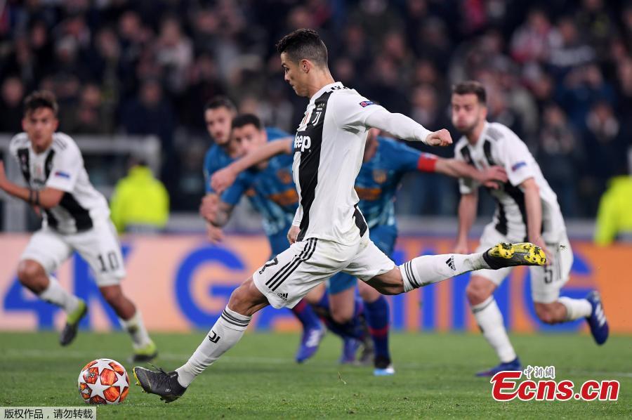 Juventus\'s Cristiano Ronaldo shoots and scores a penalty kick during the UEFA Champions League round 16 second leg match between Juventus and Atletico Madrid in Turin, Italy, Mar.12, 2018. Juventus won 3-0. (Photo/Agencies)