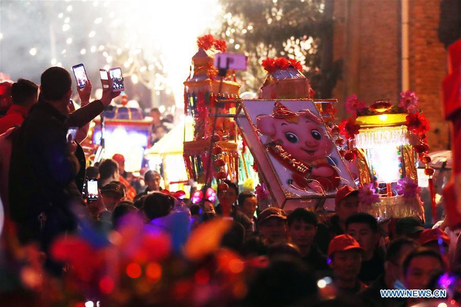 People holding colorful lanterns take part in the celebration of Huodeng Festival in Jiepai Town of Hengyang County, central China\'s Hunan Province, March 13, 2019. The Huodeng Festival was held here to wish for good luck in the new year. (Xinhua/Liu Xinrong)
