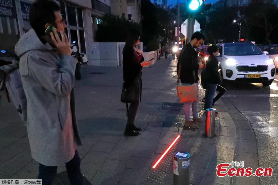 Photo taken on March 13, 2019 shows LED ground-level lights are installed at pedestrian crossings in Tel Aviv, Israel, designed to warn pedestrians who are too distracted by their smartphones to bother looking at the road. The LED floor lighting changes color at the same time as regular eye-level lights.(Photo/Agencies)