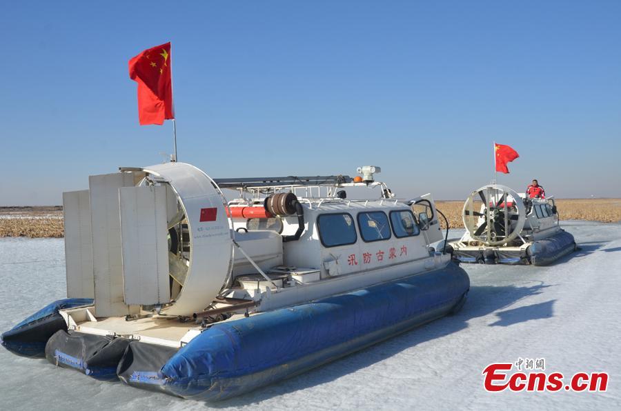 A drill is held to practice ice-clearing methods to be used both in the Yellow River and on ground in Baotou City, North China\'s Inner Mongolia Autonomous Region, March 13, 2019. The region\'s Flood Control and Drought Relief Office deployed bomber, hovercraft and drone in the drill. (Photo: China News Service/Zhang Linhu)