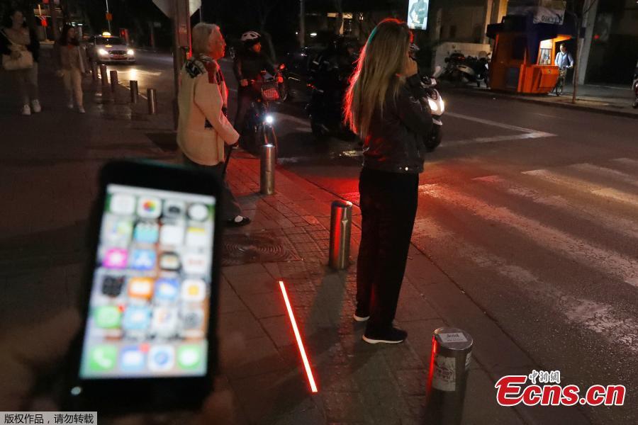 Photo taken on March 13, 2019 shows LED ground-level lights are installed at pedestrian crossings in Tel Aviv, Israel, designed to warn pedestrians who are too distracted by their smartphones to bother looking at the road. The LED floor lighting changes color at the same time as regular eye-level lights.(Photo/Agencies)