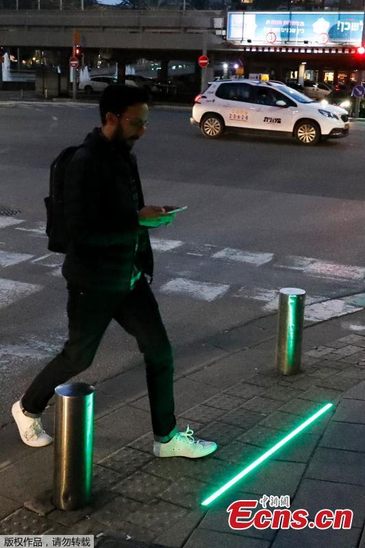 Photo taken on March 13, 2019 shows LED ground-level lights are installed at pedestrian crossings in Tel Aviv, Israel, designed to warn pedestrians who are too distracted by their smartphones to bother looking at the road. The LED floor lighting changes color at the same time as regular eye-level lights.(Photo/Agencies)