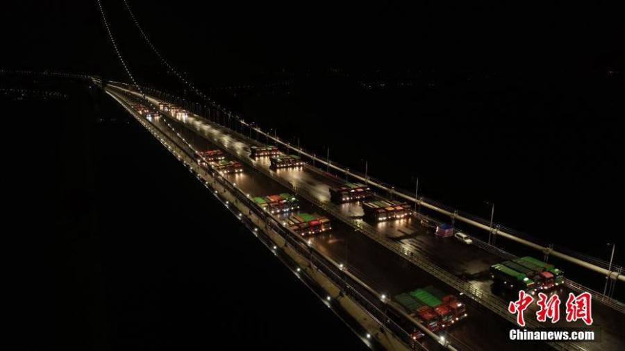 The No. 2 Humen Bridge undergoes a load test in south China\'s Guangdong Province. Lining Guangzhou and Dongguan cities, the bridge will open to the public on May 1 and is expected to reduce traffic in the core area of the Pearl River Delta, one of China\'s leading economic regions and a major manufacturing hub. (Photo: China News Service/Yue Lujian)