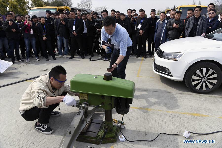 Staff members conduct testings on automobile parts in Hangzhou, east China\'s Zhejiang Province, on March 15, 2019, the World Consumer Rights Day. A variety of activities were held across China to raise consumers\' awareness to protect their rights on the World Consumer Rights Day. (Xinhua/Shi Jianxue)