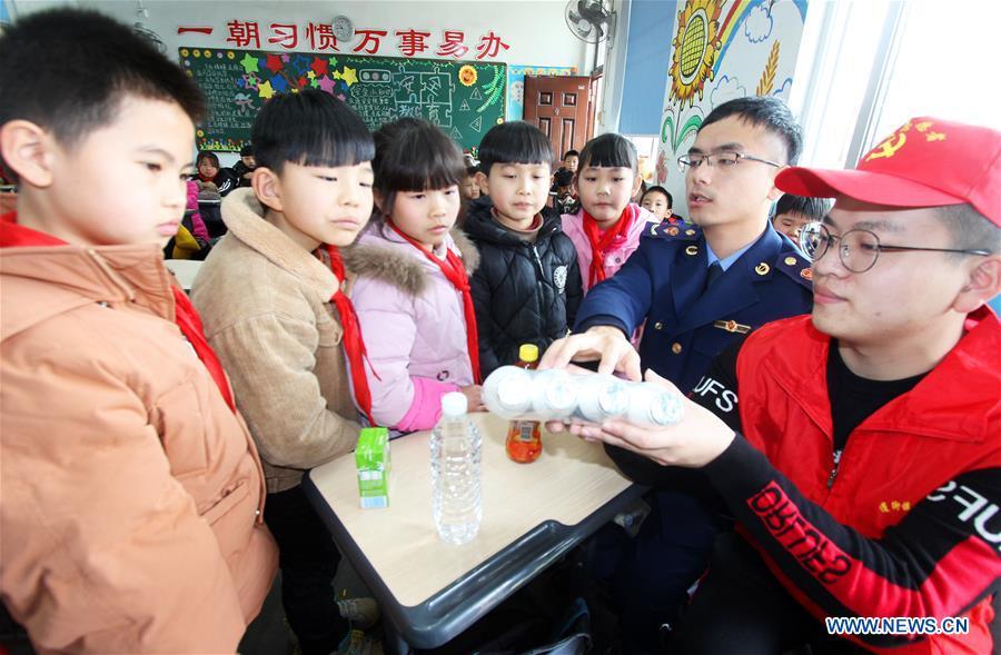 Children learn to identify the shelf life of food in Taizhou, east China\'s Zhejiang Province, on March 15, 2019, the World Consumer Rights Day. A variety of activities were held across China to raise consumers\' awareness to protect their rights on the World Consumer Rights Day. (Xinhua/Jiang Youqin)