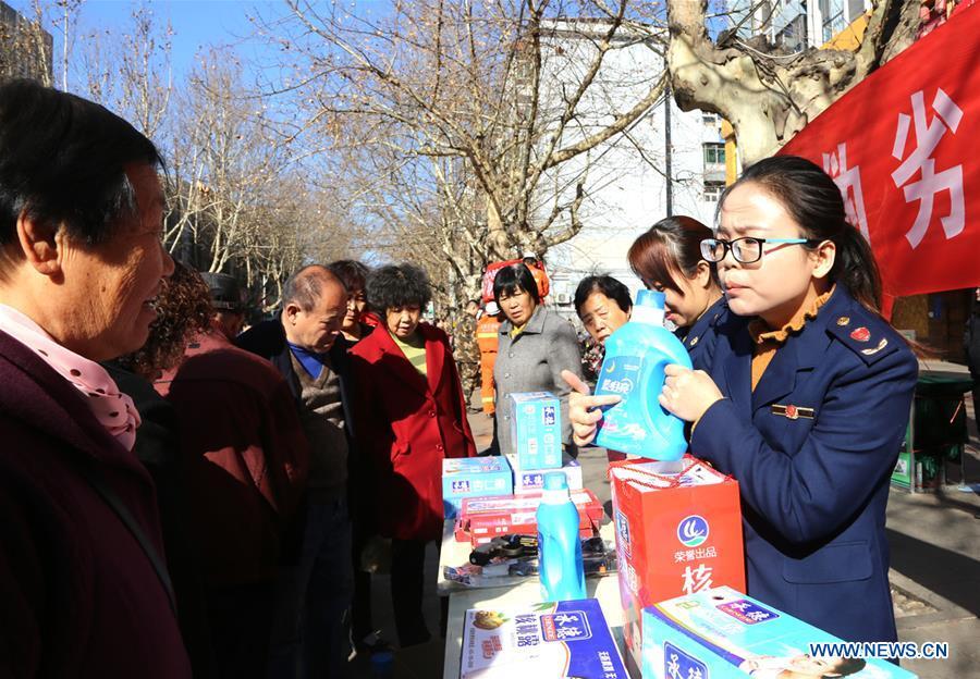 Citizens learn to distinguish counterfeit goods in Shijiazhuang, capital of north China\'s Hebei Province, on March 15, 2019, the World Consumer Rights Day. A variety of activities were held across China to raise consumers\' awareness to protect their rights on the World Consumer Rights Day. (Xinhua/Wu Yinhu)