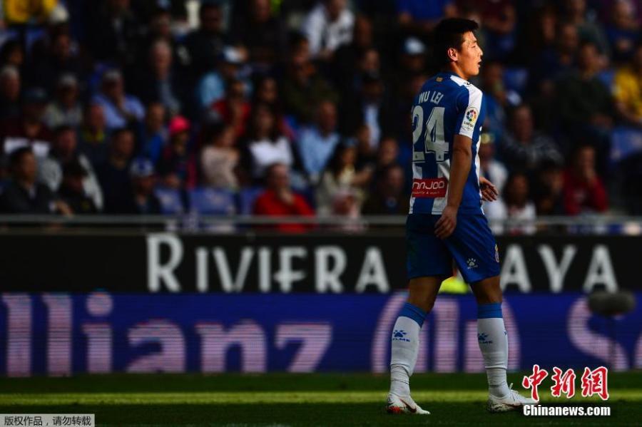 Espanyol forward Wu Lei, only the second player from China to appear in the Liga Santander, competes in a match against Sevilla on March 17, 2019. Sevilla beat Espanyol 0-1.(Photo/Agencies)
