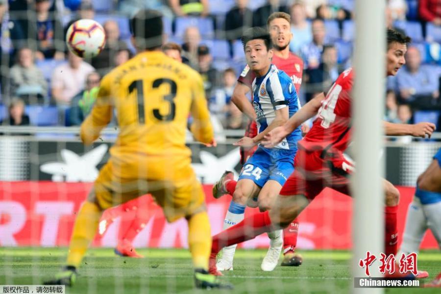 Espanyol forward Wu Lei, only the second player from China to appear in the Liga Santander, competes in a match against Sevilla on March 17, 2019.Sevilla beat Espanyol 0-1. (Photo/Agencies)