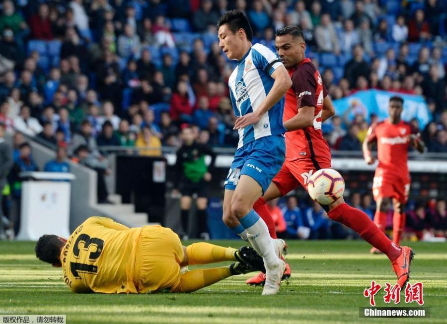 Espanyol forward Wu Lei, only the second player from China to appear in the Liga Santander, competes in a match against Sevilla on March 17, 2019. Sevilla beat Espanyol 0-1. (Photo/Agencies)