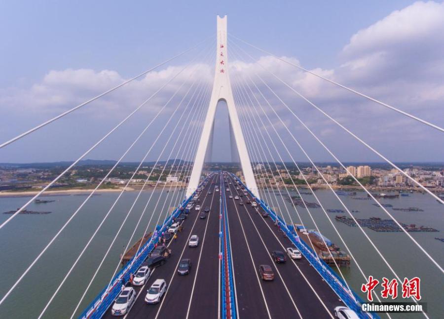 Aerial photo taken on March 18, 2019 shows the Haiwen Bridge, South China\'s Hainan Province. The cross-sea bridge, built over seismic faults, officially started operation on Monday, cutting the trip between Haikou City and Puqian Township of Wenchang City from an hour and a half to about 20 minutes. With a total length of 5.597 km, including about 3.959 km across the sea, the  Haiwen Bridge is the first cross-sea bridge crossing active faults and the most earthquake-resistant bridge in China. (Photo: China News Service/Luo Yunfei)