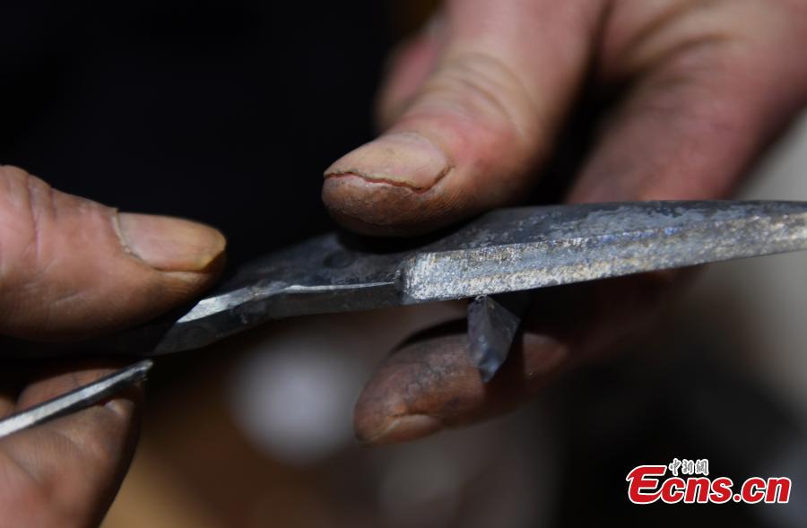 Craftsman Ding Jican makes Zhang Xiaoquan scissors using traditional methods in Hangzhou City, East China\'s Zhejiang Province, March 18, 2019. Zhang Xiaoquan scissors are a famous brand with a long history in China, and Ding has been committed to making the household utensil for 40 years. Ding himself is a master of the Zhang Xiaoquan scissor-making techniques, which have been perfected over the centuries and are recognized in China as a state intangible cultural heritage. (Photo: China News Service/Wang Gang)